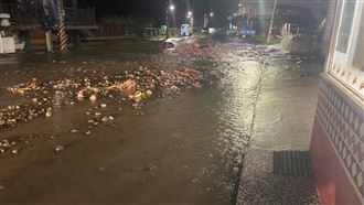 東部「紫爆」疾風暴雨！網友驚：有末日感