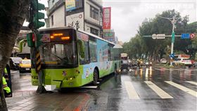 台北市612號公車因司機身體不適自撞號誌桿。（圖／翻攝畫面）