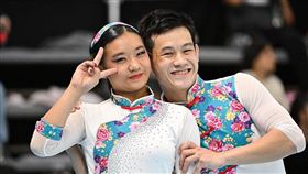 ▲台灣成人組花式滑輪雙人冰舞李劭冠（右）、李劭倢（左）身穿桐花白為底的舞衣，搭配客家花布立領鈕扣設計出賽。（圖／翻攝自World Skate臉書）