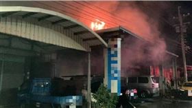 ▲雲林今天凌晨發生火警，2樓鐵皮加蓋的汽修廠燒成火海，1名婦人受困屋內慘被燒成焦屍。（圖／翻攝畫面）