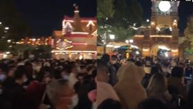 ▲上海迪士尼突關閉！遊客被關「擠爆做核酸」等出園　他大喊：注意別踩踏（圖／翻攝自微博）


