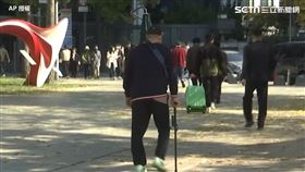 2孫魂斷梨泰院！爺跪靈堂淚崩　自責喊：對不起，我無能為力（圖／AP授權）