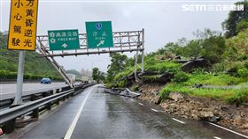 國道一號南下10.1公里發生邊坡土石滑落意外，還造成告示牌傾斜。（圖／翻攝畫面）