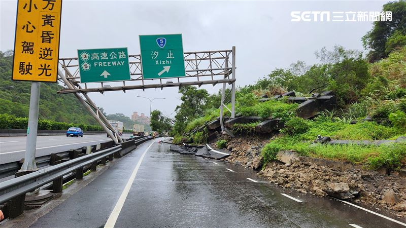 國1汐止段邊坡滑落　告示牌險倒釀大塞車