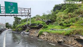國道一號南下10.1公里發生邊坡土石滑落意外，還造成告示牌傾斜。（圖／翻攝畫面）