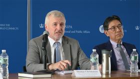 美學者：北京促統  美中在台海衝突風險增加紐約哥倫比亞大學教授柯慶生（左）10月31日說，台灣對兩岸統一興趣缺缺，北京很可能脅迫、動武，美中在台海爆發衝突的風險增加，令人憂心。中央社記者尹俊傑紐約攝  111年11月1日