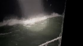 貨輪沉船「12船員失蹤」！海巡搜救畫面曝