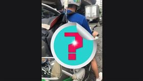 男騎士背包掛著胸罩引來旁人側目。（圖／翻攝自爆廢公社公開版）