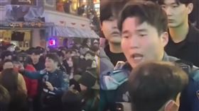 員警在人來人往的梨泰院街道，奮力大喊疏散人群。（圖／翻攝自《니꼬라지TV》YouTube）