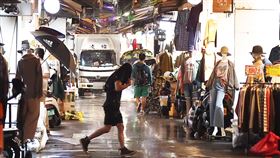 颱風奈格路徑西修  海警發布機率低中央氣象局表示，颱風奈格最新路徑西修，發海警機率低；至於天氣方面，氣象局指出，30日白天前都受東北季風影響，桃園以北、東半部及恆春半島都是陣雨天氣，東北部有局部大雨發生機率。圖為台北市28日晚間有間歇雨勢，五分埔商圈有民眾未帶傘具，以衣物遮頭擋雨。中央社記者張新偉攝 111年10月28日