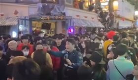  員警在人來人往的梨泰院街道，奮力大喊疏散人群。（圖／翻攝自《니꼬라지TV》YouTube）