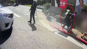 老翁開車低血糖昏迷路中　警帥氣公主抱救人