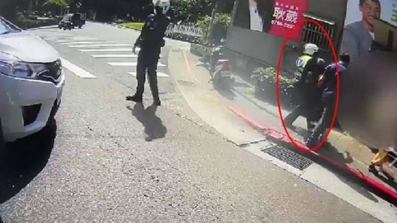 老翁開車低血糖昏迷　警帥氣公主抱救人