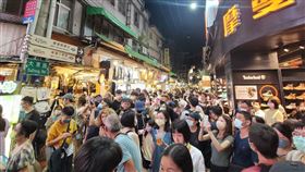 士林夜市周末2日晚間擠滿逛街人潮。（圖／記者游定剛拍攝）