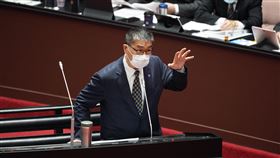 立委質詢防空避難設備  徐國勇：努力精進民進黨立委林靜儀1日在立法院質詢時關切民防演練以及防空避難設備，內政部長徐國勇（前）答詢時表示，內政部會與國防部全民防衛動員署一起努力，以最好方式做最好的準備，努力精進。中央社記者徐肇昌攝  111年11月1日