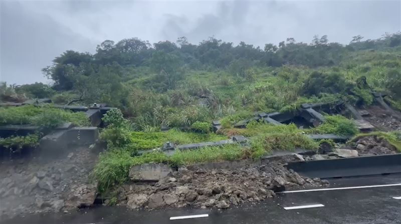 國1汐止交流道走山畫面曝！柏油路全破損