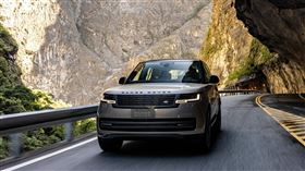 ▲全新設計的水箱護罩，水平飾條延伸視覺張力。（圖／捷豹路虎提供）