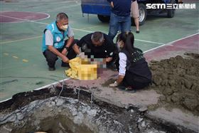 新／彰化某國中籃球場整建　竟挖出白骨（圖／翻攝畫面）