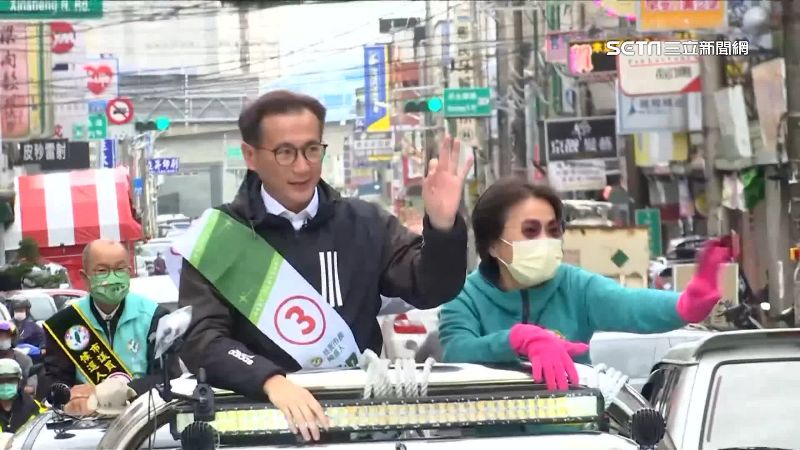鄭運鵬行程滿檔　登宣傳車沿街拜票大園