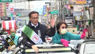 鄭運鵬行程滿檔　登宣傳車沿街拜票大園