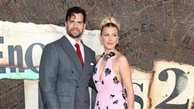 亨利卡維爾（左）和米莉芭比布朗（右）出席首映會。（圖／Netflix提供）