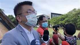 選舉不到開票不知結果  蔡其昌：相信天道酬勤民進黨台中市長參選人蔡其昌（左）1日出席東海大學路思義教堂修復工程開工儀式，會前受訪表示，每場選舉不到開票結束，沒人知道誰輸誰贏；他相信天道酬勤。中央社記者趙麗妍攝  111年11月1日