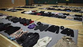 梨泰院慘案開放失物招領　親屬目睹髒破遺物悲痛（圖／美聯社／達志影像）