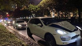 台北市大安區發生嚴重車禍意外，一名外籍男子闖越車道，結果遭酒駕的保時捷撞飛。（圖／翻攝畫面）