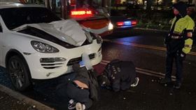 台北市大安區發生嚴重車禍意外，一名外籍男子闖越車道，結果遭酒駕的保時捷撞飛。（圖／翻攝畫面）