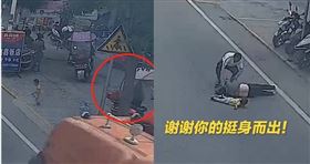 大陸四川一名2歲男童突然跑到馬路上，眼看就要被駛來的貨車捲入車底，沒想到此時一名46歲女子立刻衝上前把男童拉住，男童平安獲救，但她卻失去了左臂。（圖／翻攝新浪新聞）