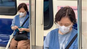▲台北捷運驚見一位婦人頭上插30多根針灸，驚人身分曝光了。（圖／翻攝自路上觀察學院臉書）