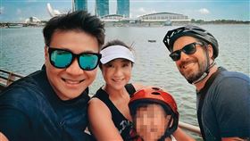 據傳黃湘怡（左二）與新歡（右一）是透過交友軟體認識，彼此來往非常熱烈，黃湘怡弟弟（左一）回新加坡時，對方也陪同出遊。（圖／翻攝自黃湘怡IG）