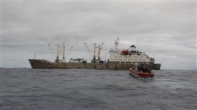 中國漁船大肆捕撈魷魚　在公海試圖衝撞美海巡快艇（圖／美聯社／達志影像）