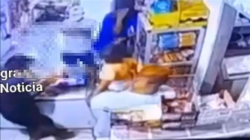 父舉女嬰當肉盾攔不住子彈…下秒倒地慘死