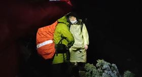 僅帶輕便雨衣單攻雪山　迷途男險凍死獲救(圖/翻攝畫面)