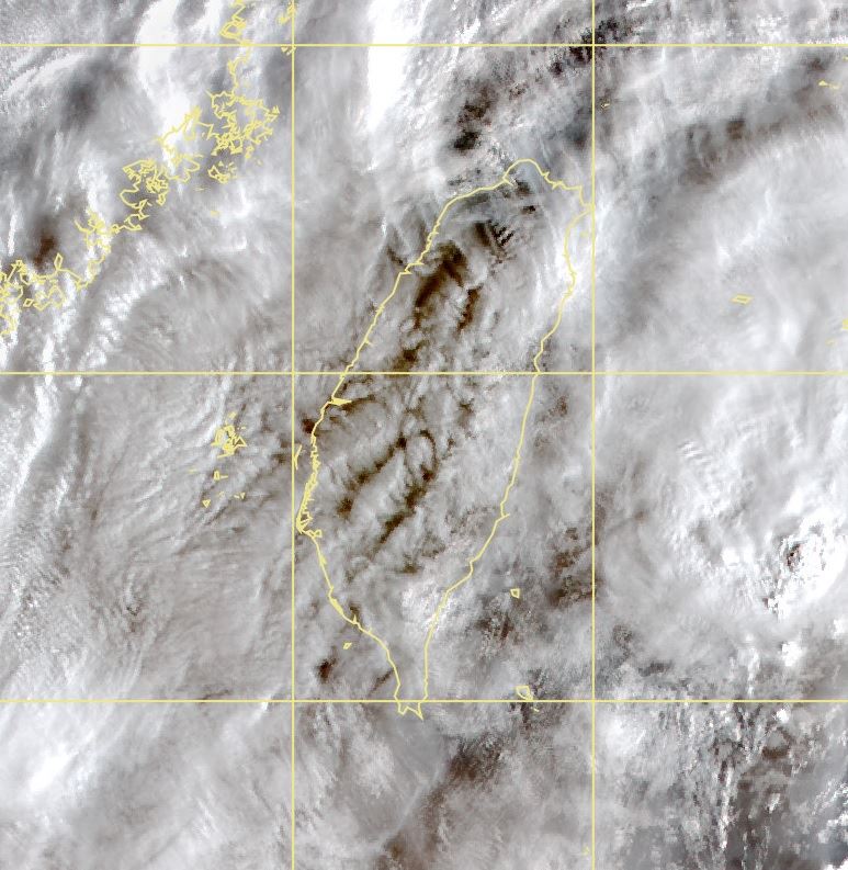 鄭明典貼出一張衛星雲圖，「中高雲」居多，他指出大部分是不會下雨的雲。（圖／翻攝自鄭明典臉書）