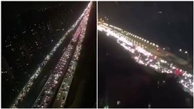 武漢市江岸區靜默管理5天，居民深夜急忙開車逃離。（圖／翻攝自推特@fangshimin)）