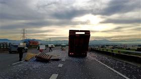 國道3號男下彰化路段，10幾萬支塑膠管，撒落車道，回堵5公里 (圖／翻攝畫面)