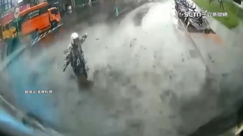 行人闖紅燈洗泥巴浴　網嘆：不看路太危險
