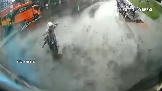 行人闖紅燈洗泥巴浴　網嘆：不看路太危險