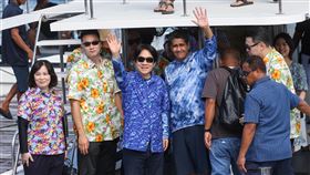 賴清德登船赴洛克群島參觀（1）副總統賴清德（左3）出訪友邦帛琉共和國，2日上午在帛琉總統惠恕仁（Surangel S. Whipps, Jr.）（左4）陪同下登船，將前往洛克群島參觀。中央社記者鄭清元攝  111年11月2日