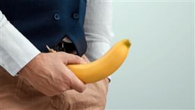 衛福部雙和醫院泌尿科主任吳佳璋醫師接受專訪說明，肉毒桿菌注射能讓勃起前視覺效果增大，不過對於勃起後的長度增加，幫助實是相當有限。海綿體組織為身體血液循環的一部份；若將肉毒桿菌施打進入全身血液循環內，有可能導致呼吸系統或心血管系統的影響。而勃起需藉由海綿體充血膨脹達成，因此肉毒桿菌並不能幫助勃起後的長度增加。