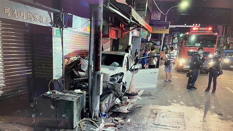 台南深夜驚傳爆炸聲！白車撞爆變電箱慘了