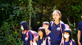 男學生遭鬼鬼推倒　當場爽喊「好舒服」