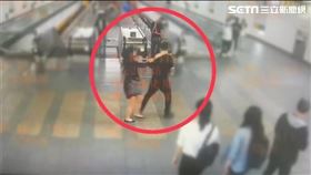 北市陳男在捷運古亭站偷拍裙底風光，遭李女當場活逮。（圖／翻攝畫面）