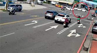 硬闖紅燈左轉！台中2賓士「頭撞頭」對決