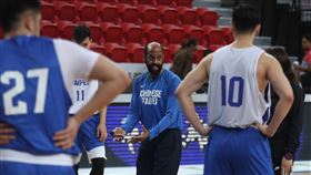 亞洲盃男籃資格賽將開打　中華男籃練兵（1）亞洲盃男籃資格賽中華隊21日將在主場迎戰馬來西亞隊，中華男籃外籍總教練帕克（Charlie Parker）（中）20日晚間帶領全隊備戰賽事，神情認真。中央社記者張新偉攝　109年2月20日