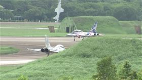 空軍新式高級教練機「勇鷹」高教機，今（10）日首度在台中清泉崗機場進行首度的試飛