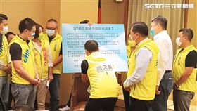 民進黨湧言會立委及選將今（７)日簽署「不投降承諾書」暨「全國議員民防問政聯盟」成立大會。（圖／記者盧素梅攝影)