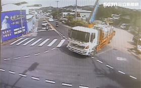 烏龍駕駛忘收吊車臂　開到路上扯斷2號誌(圖/翻攝畫面)
